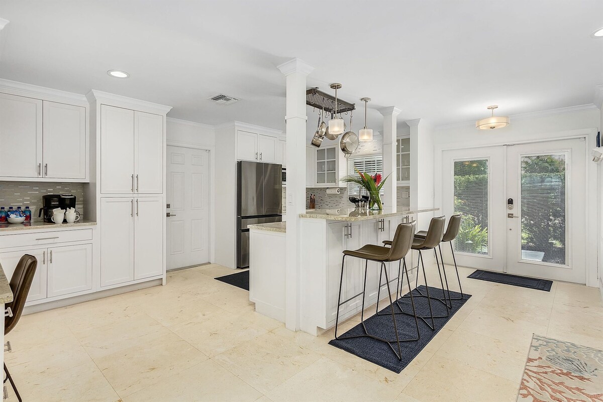 Photo 15 of Paradise Pool House for 6/Chefs Kitchen/BBQ/Nr Beach/5thAve