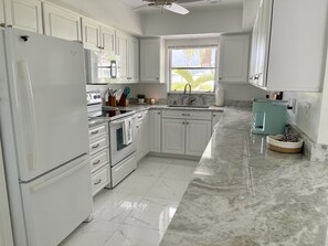 Fridge, microwave, oven, stovetop - Serene Retreat - 5 mins to Beach, with Beach Gear, Firepit, Bicycles (Englewood)