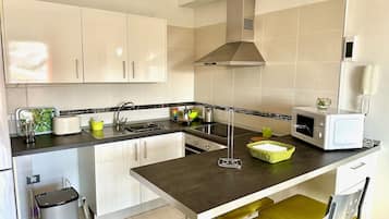 Een koelkast, een magnetron, een oven, een kookplaat