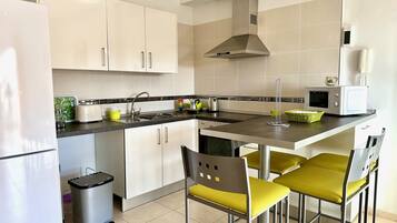 Een koelkast, een magnetron, een oven, een kookplaat