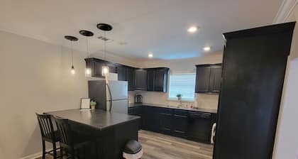 2bed/2bath Cottage in Downtown Houma. 30+ day stays welcome.
