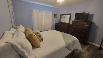 2 bedrooms, desk, iron/ironing board, WiFi