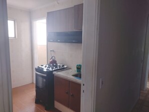 Réfrigérateur, micro-ondes, plaque de cuisson, bouilloire électrique