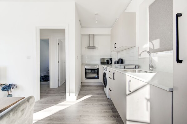 Fridge, microwave, oven, coffee/tea maker - Modern 2-Bedroom Apartment in Vibrant Brixton - Perfect for City Explorers! (London)