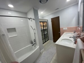 Dusche, Haartrockner, Handtücher, Seife