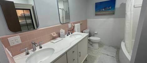 Een douche, een haardroger, handdoeken, zeep