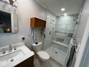 Doccia, asciugacapelli, asciugamani, sapone