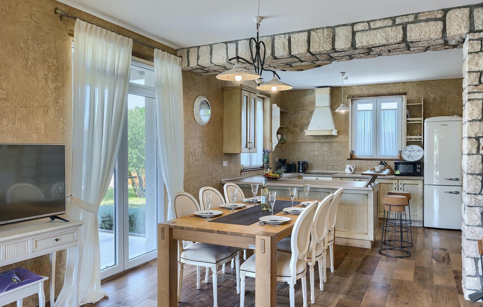 Jääkaappi, uuni, astianpesukone, kahvin-/teenkeitin