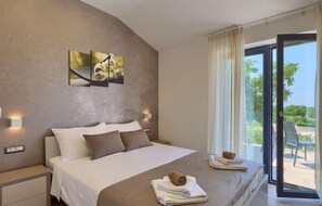 4 dormitoris, planxa i posts de planxar i un bressol de viatge 