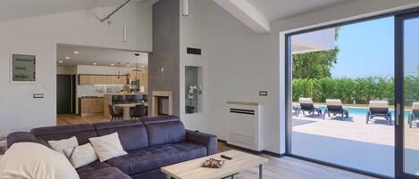 Televisión, chimenea