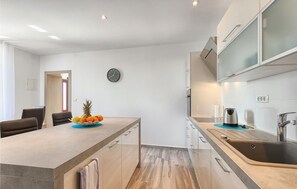 Fridge, oven, dishwasher, coffee/tea maker