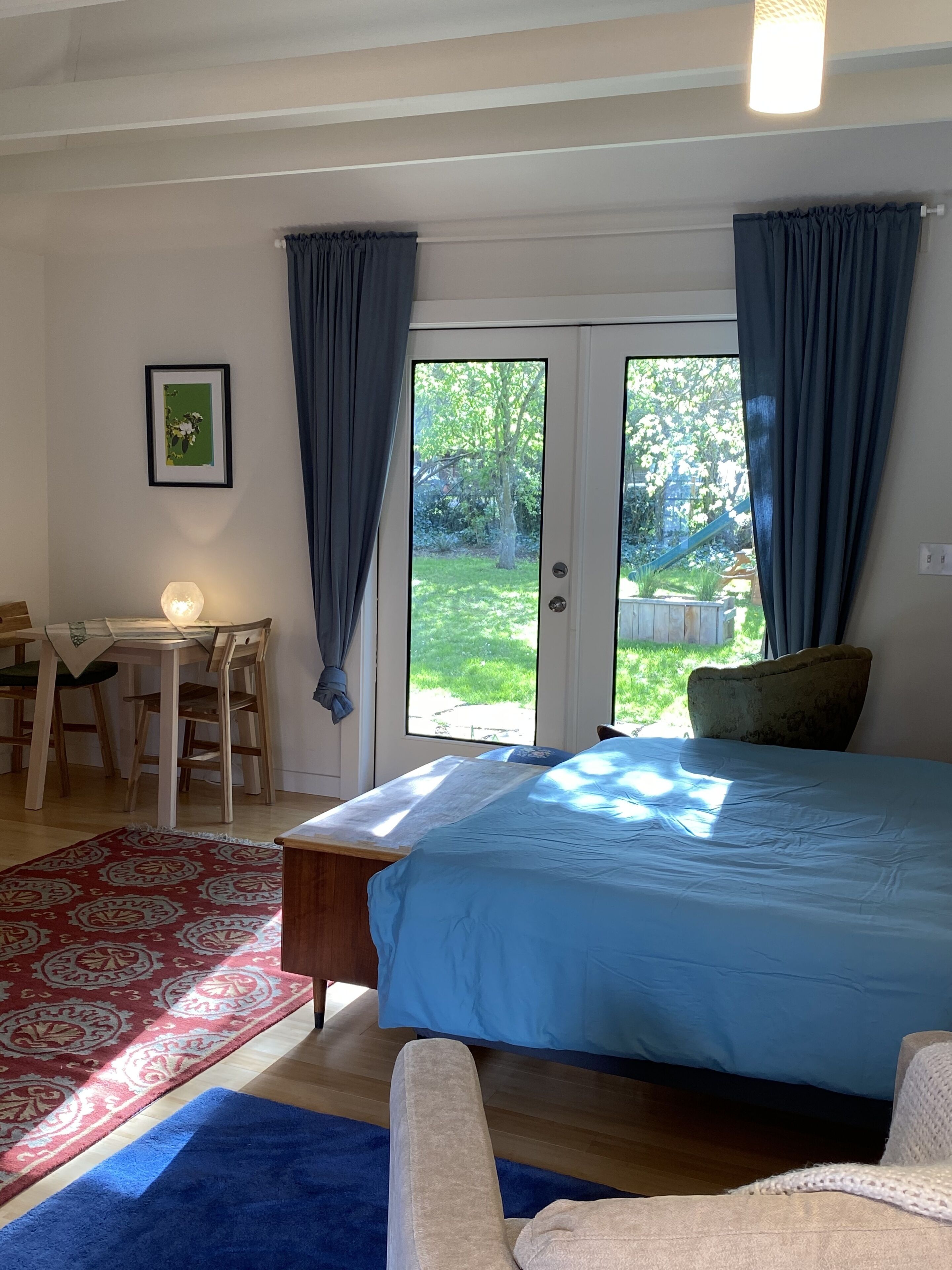 Cozy private studio cottage under the trees