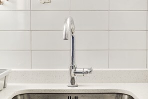 Asciugacapelli, asciugamani, sapone, shampoo