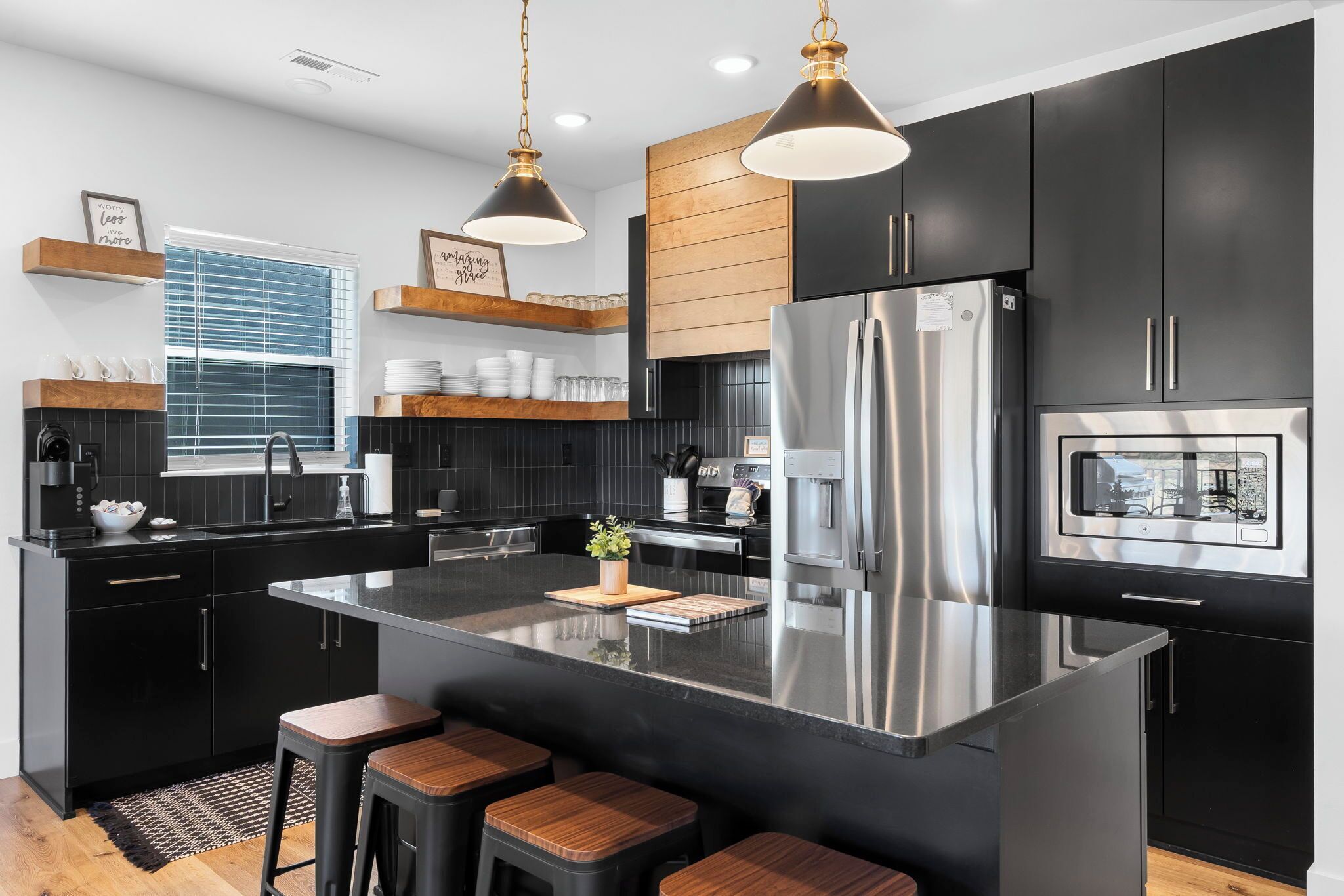 Een koelkast, een magnetron, een oven, een kookplaat