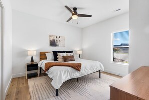 4 chambres, bureau, fer et planche à repasser, lit parapluie