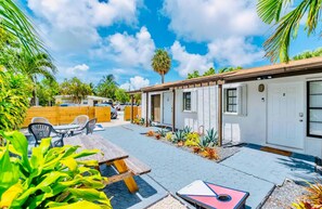 Outdoor dining - Charming Studio Apartment in Sunny Pompano Beach, Florida - Your Ideal Getaway! (Pompano Beach)