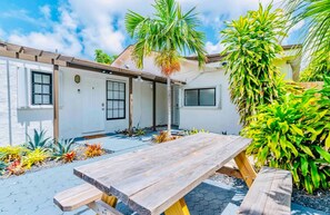 Outdoor dining - Charming Studio Apartment in Sunny Pompano Beach, Florida - Your Ideal Getaway! (Pompano Beach)
