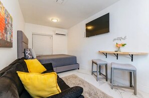 1 bedroom, WiFi, bed sheets - Charming Studio Apartment in Sunny Pompano Beach, Florida - Your Ideal Getaway! (Pompano Beach)