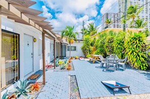Outdoor dining - Charming Studio Apartment in Sunny Pompano Beach, Florida - Your Ideal Getaway! (Pompano Beach)
