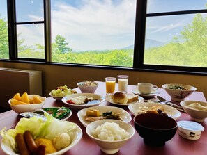 Free daily buffet breakfast  - Hotel Alpen Blick (Myoko)