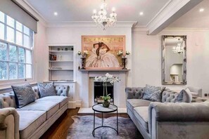 Living area - Stunning Knightsbridge Townhouse With Patio (London)