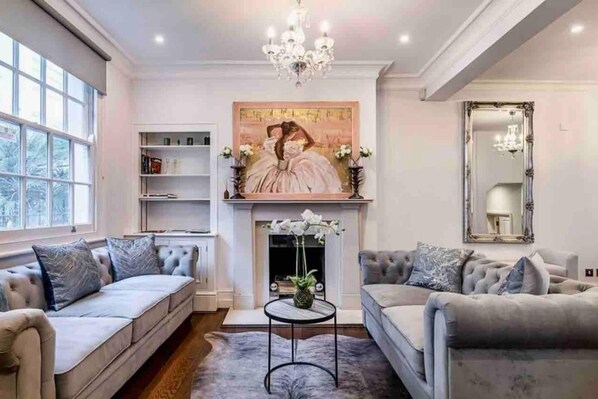Living area - Stunning Knightsbridge Townhouse With Patio (London)