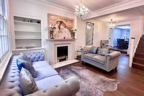 Living area - Stunning Knightsbridge Townhouse With Patio (London)