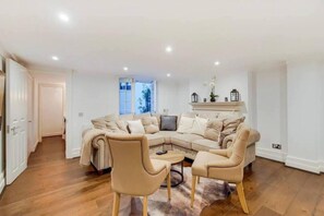 Living area - Stunning Knightsbridge Townhouse With Patio (London)
