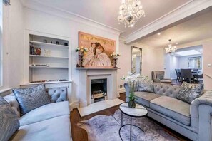 Living area - Stunning Knightsbridge Townhouse With Patio (London)