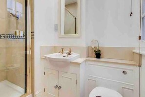 Combined shower/bathtub, deep-soaking bathtub, hair dryer, towels - Stunning Knightsbridge Townhouse With Patio (London)