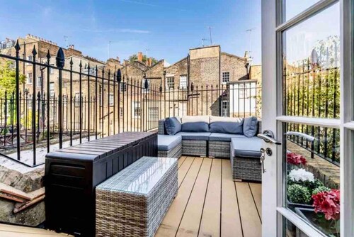 Stunning Knightsbridge Townhouse With Patio