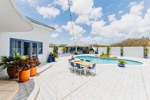 Outdoor pool - The ultimate getaway! Spacious layout, luxurious amenities, including a pool. (Oranjestad)