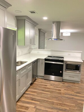 Kjøleskap, mikrobølgeovn, ovn og kokeplater