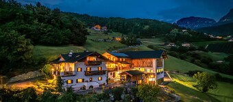 Apartment "Gfinkerhof Rosengarten" with Mountain View, Shared Terrace & Wi-Fi