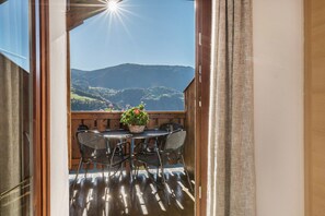 Dining - Apartment "Gfinkerhof Rosengarten" with Mountain View, Shared Terrace & Wi-Fi (Völs am Schlern)