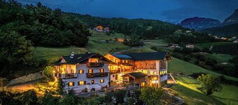 Apartment "Gfinkerhof Rosengarten" with Mountain View, Shared Terrace & Wi-Fi