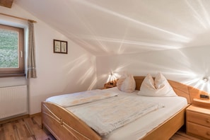 2 bedrooms, free WiFi, bed sheets - Apartment "Gfinkerhof Rosengarten" with Mountain View, Shared Terrace & Wi-Fi (Völs am Schlern)