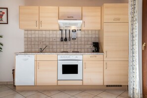 Kühlschrank, Ofen, Herdplatte, Geschirrspüler