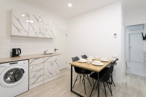 Kjøleskap, mikrobølgeovn, kokeplater og vannkoker