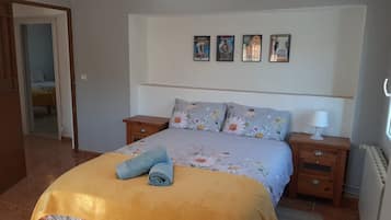 3 bedrooms, iron/ironing board, free WiFi, bed sheets