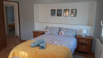 3 slaapkamers, een strijkplank/strijkijzer, gratis wifi, beddengoed