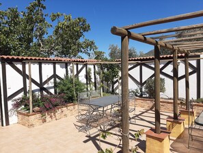 Outdoor dining - Holiday Home 'Cortijo Ramonsillos' with Mountain View, Private Terrace and Wi-Fi (Villanueva del Trabuco)