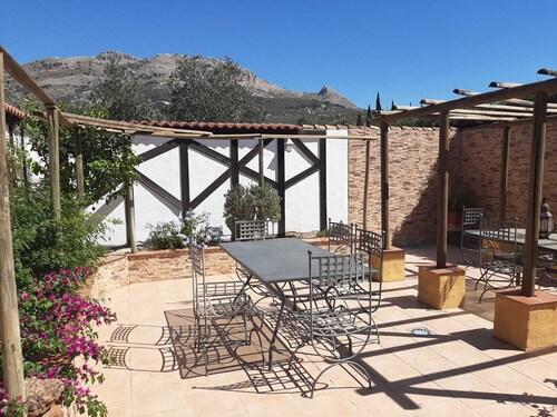 Casa de vacaciones 'Cortijo Ramonsillos' con vistas a la montaña, terraza privada y Wi-Fi