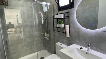 Dusche, Haartrockner, Handtücher