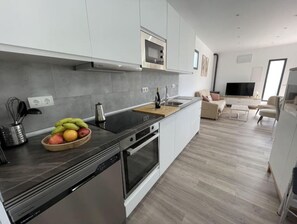 Wasserkocher mit Kaffee-/Teezubehör, Kühlschrank, Mikrowelle, Ofen