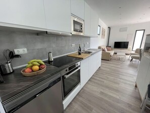Fridge, microwave, oven, stovetop - Holiday Home 'Villa Marieto' with Mountain View, Wi-Fi and Air Conditioning (Alhaurin el Grande)