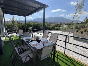 Outdoor dining - Holiday Home 'Villa Marieto' with Mountain View, Wi-Fi and Air Conditioning (Alhaurin el Grande)