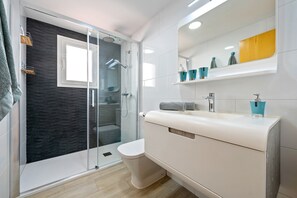 Dutxa, articles de tocador gratuïts, assecador de cabells i tovalloles 