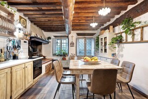 Fridge, microwave, oven, stovetop - Holiday Home 'Casa Collicello Relax' with Mountain View, Private Pool & Wi-Fi (Camaiore)