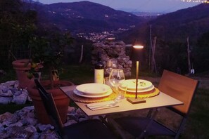 Outdoor dining - Holiday Home 'Casa Collicello Relax' with Mountain View, Private Pool & Wi-Fi (Camaiore)